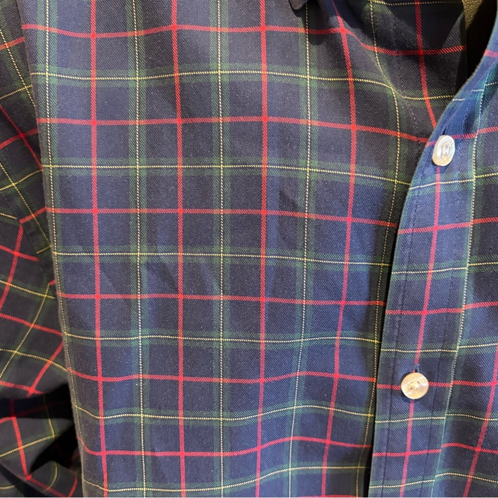 Vineyard Vines‎ Men's button front shirt. Sharp blue/red/green plaid with logo. - Picture 4 of 6
